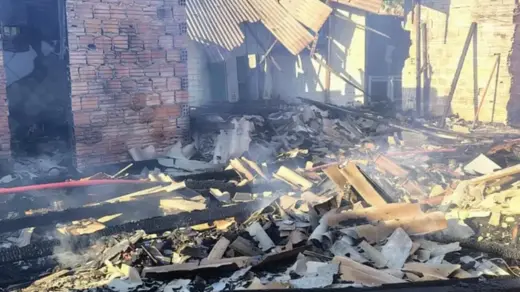 Mulher de 34 anos morre em incêndio que destruiu três casas em Canoas - Studio TV