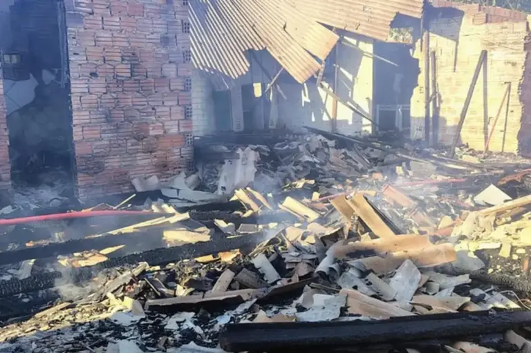 Mulher de 34 anos morre em incêndio que destruiu três casas em Canoas - Studio TV