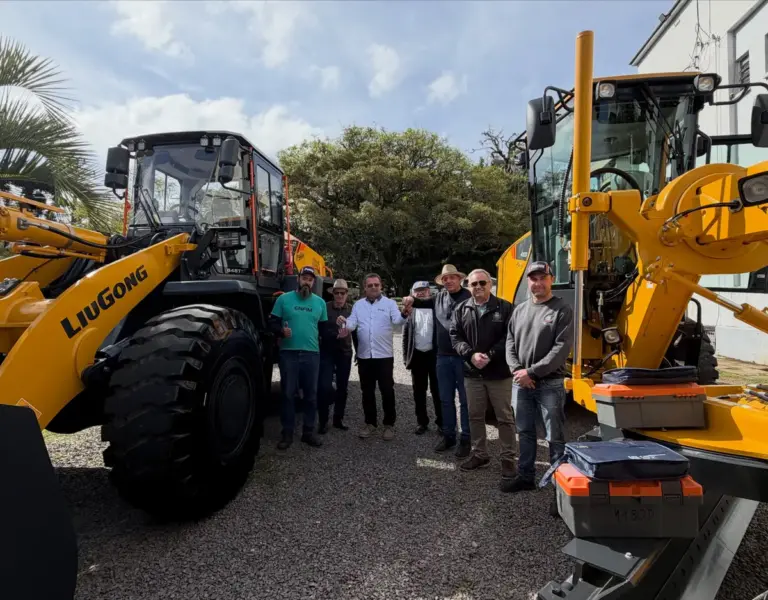 Nova Prata investe quase R$ 1,5 milhão em motoniveladora e pá-carregadeira para reforçar frota - Studio TV