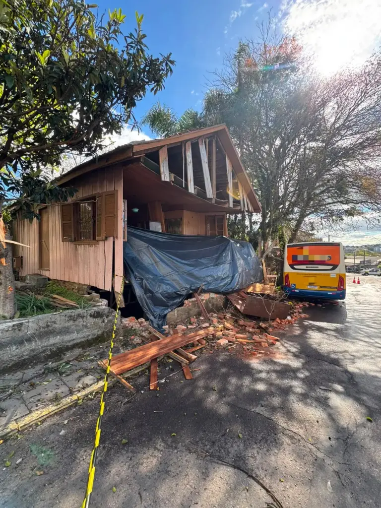 Ônibus atinge veículos e residência após possível falha nos freios em Bento Gonçalves - Studio TV