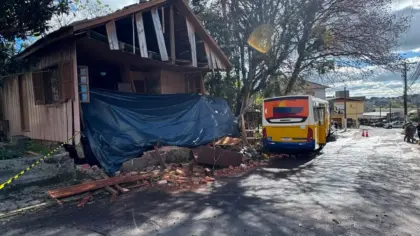 Ônibus atinge veículos e residência após possível falha nos freios em Bento Gonçalves - Studio TV