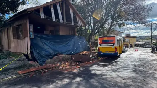 Ônibus atinge veículos e residência após possível falha nos freios em Bento Gonçalves - Studio TV