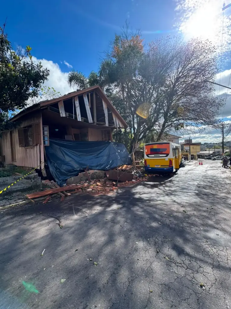 Ônibus atinge veículos e residência após possível falha nos freios em Bento Gonçalves - Studio TV