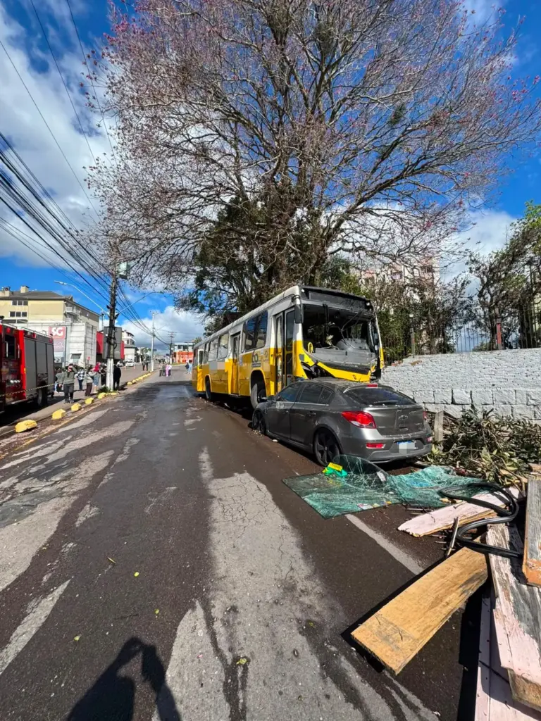 Ônibus atinge veículos e residência após possível falha nos freios em Bento Gonçalves - Studio TV