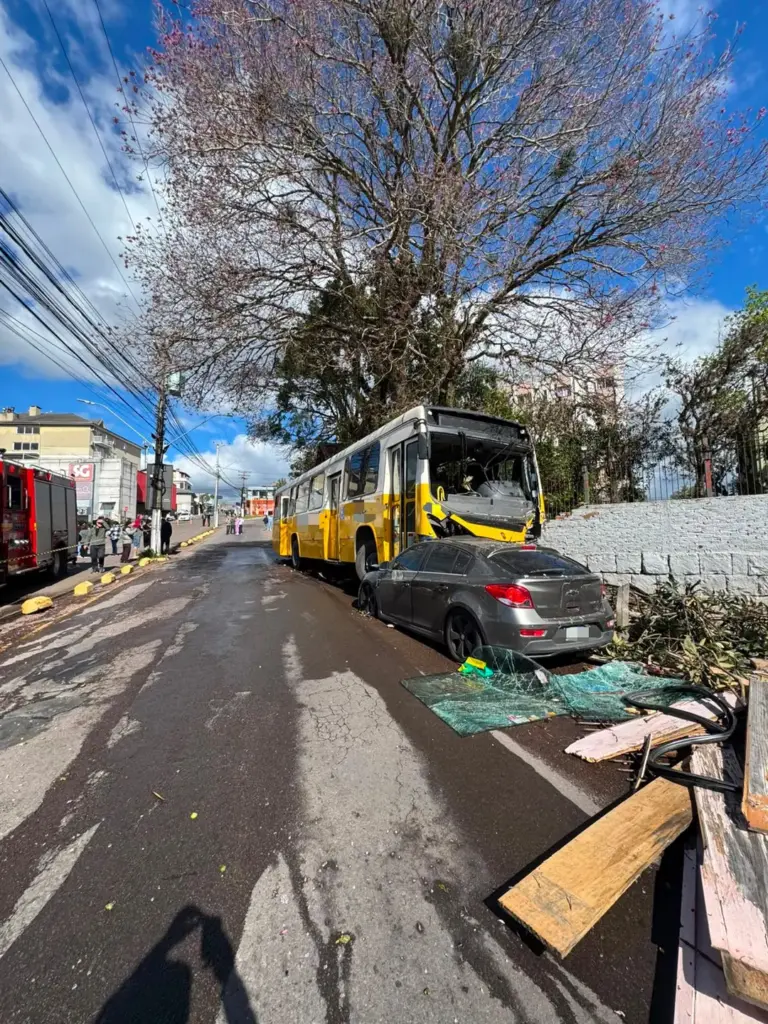 Ônibus atinge veículos e residência após possível falha nos freios em Bento Gonçalves - Studio TV