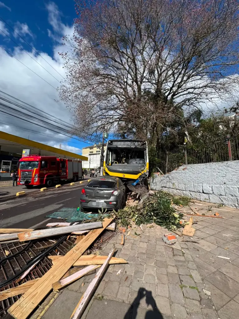 Ônibus atinge veículos e residência após possível falha nos freios em Bento Gonçalves - Studio TV