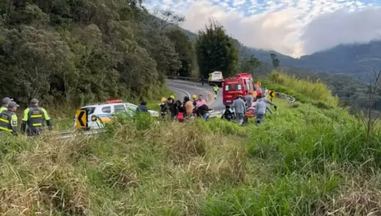 Ônibus cai em ribanceira e deixa cinco mortos - Studio TV