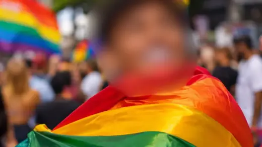 Pais são condenados a pagar R$ 100 mil ao filho após rejeição por orientação sexual em SC - Studio TV