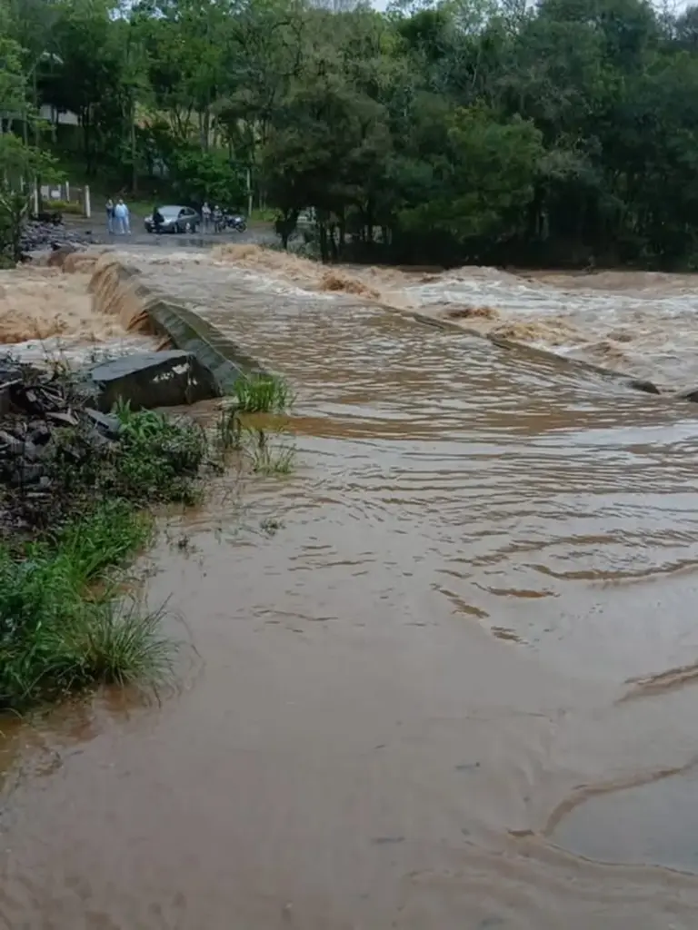 Ponte na divisa entre Nova Prata e Protásio Alves fica submersa na Comunidade de São Miguel - Studio TV