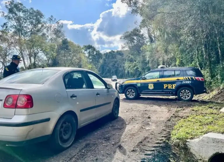 PRF flagra Fiat Brava com placas de outro veículo e motorista sem CNH no RS - Studio TV