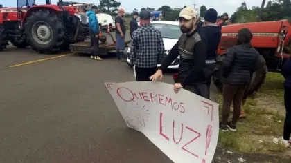 Protestos por falta de energia bloqueiam rodovias no Litoral Norte e Sul do RS - Studio TV