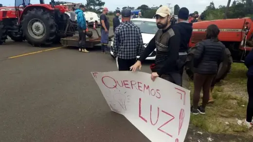 Protestos por falta de energia bloqueiam rodovias no Litoral Norte e Sul do RS - Studio TV