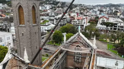 Reconstrução da Igreja Matriz de Flores da Cunha entra em nova fase com instalação do telhado - Studio TV