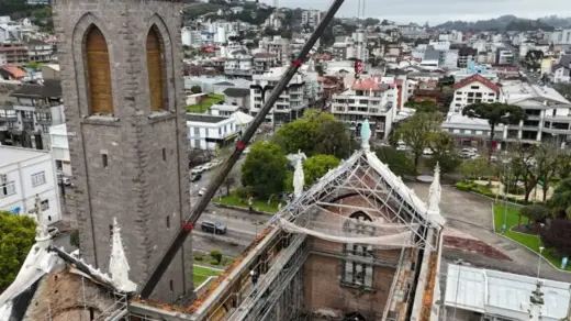 Reconstrução da Igreja Matriz de Flores da Cunha entra em nova fase com instalação do telhado - Studio TV