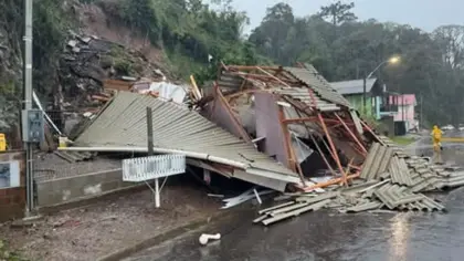 Residência desaba durante temporal em São Marcos e deixa homem ferido - Studio TV