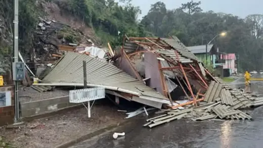 Residência desaba durante temporal em São Marcos e deixa homem ferido - Studio TV