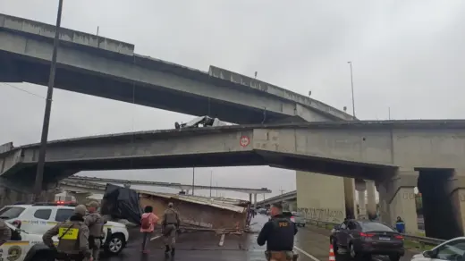 Sem cinto, motorista e passageiro morrem após caminhão cair da Ponte Nova do Guaíba, diz PRF - Studio TV
