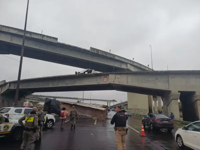Sem cinto, motorista e passageiro morrem após caminhão cair da Ponte Nova do Guaíba, diz PRF - Studio TV