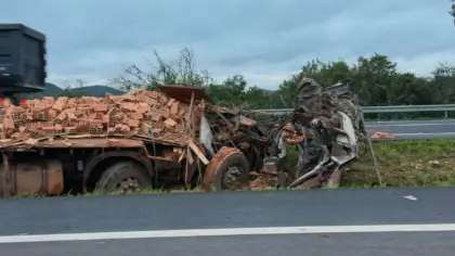 Caminhão com carga de tijolos tomba na Freeway e motorista morre em Santo Antônio da Patrulha - Studio TV