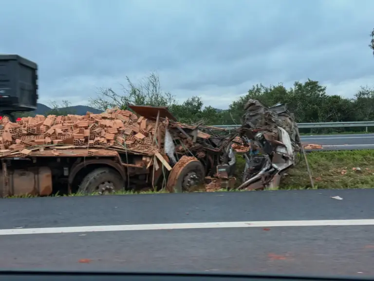 Caminhão com carga de tijolos tomba na Freeway e motorista morre em Santo Antônio da Patrulha - Studio TV