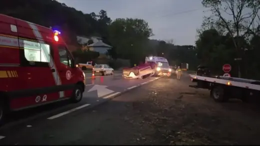 Capotamento após colisão deixa duas pessoas feridas na RSC-453, em Garibaldi - Studio TV