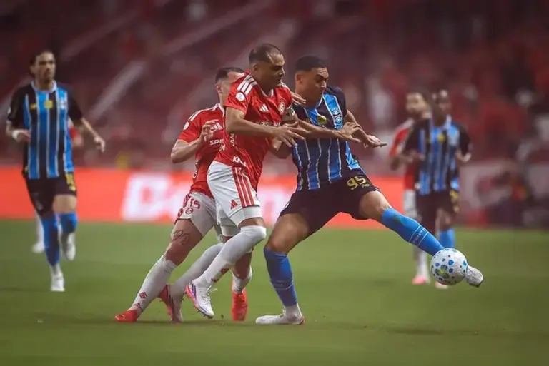 CBF admite erro de arbitragem em lance que poderia ter deixado o Grêmio com um jogador a menos no Gre-Nal - Studio TV