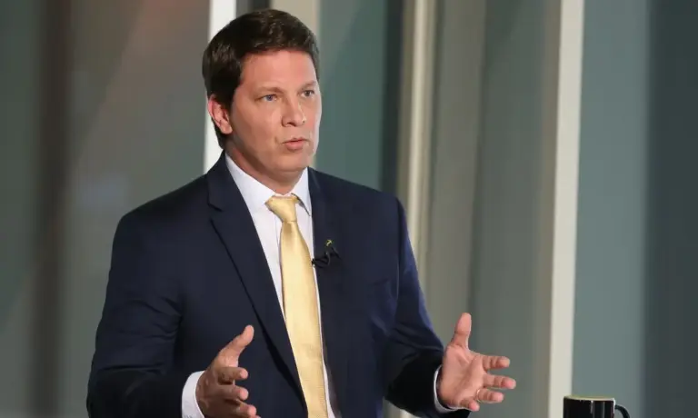Flávio Dino proíbe Mario Frias de deixar o país durante investigação sobre emendas parlamentares - Studio TV