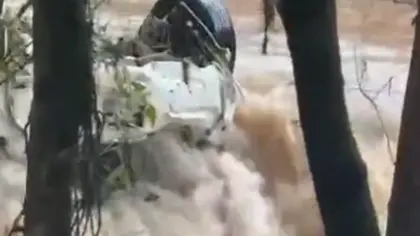 Bombeiros visualizam uma das três vítimas desaparecidas após veículo ser arrastado no Rio São Marcos - Studio TV