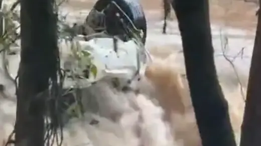 Bombeiros visualizam uma das três vítimas desaparecidas após veículo ser arrastado no Rio São Marcos - Studio TV
