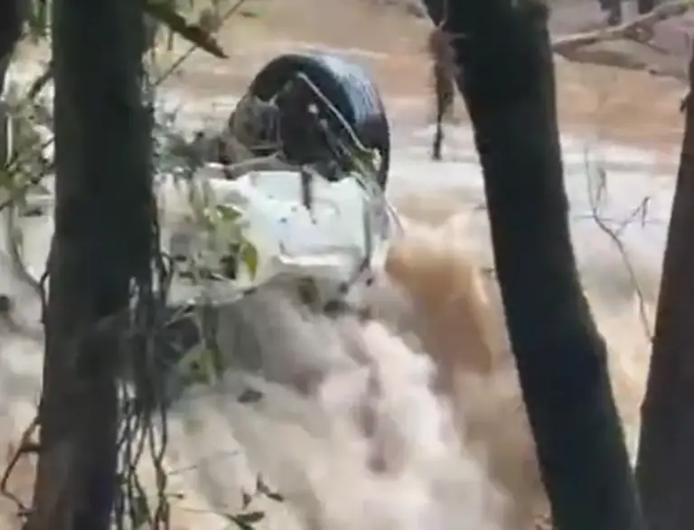 Bombeiros visualizam uma das três vítimas desaparecidas após veículo ser arrastado no Rio São Marcos - Studio TV