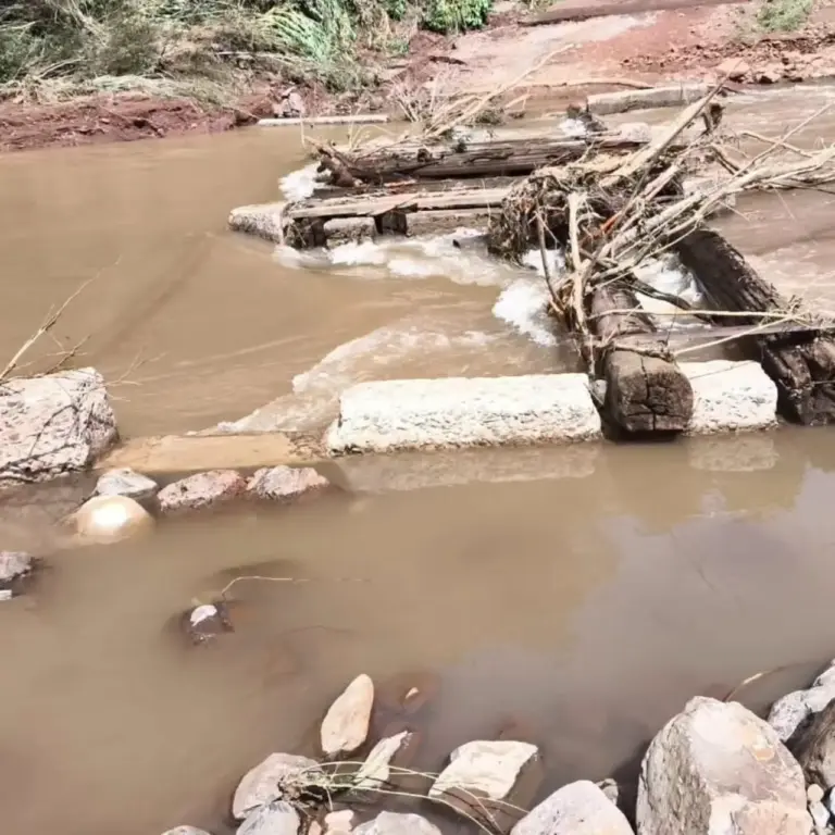 Força da água destrói ponte na Linha Quinta, no interior de Guaporé - Studio TV