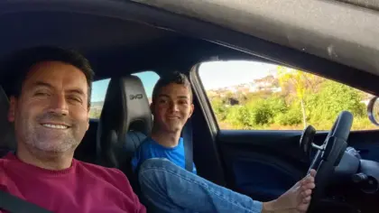 Superação ao volante: jovem sem os braços conquista CNH dirigindo com os pés - Studio TV