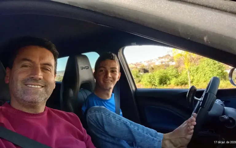 Superação ao volante: jovem sem os braços conquista CNH dirigindo com os pés - Studio TV