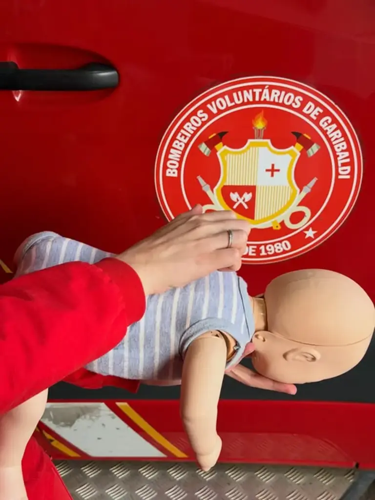 Bombeiros Voluntários de Garibaldi salvam bebê de 19 dias após engasgo - Studio TV
