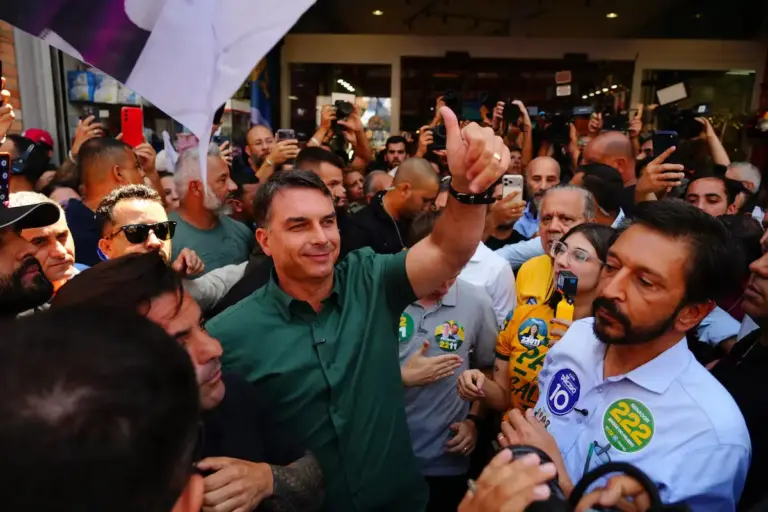 Flávio Bolsonaro chama caso envolvendo Nossa Senhora Aparecida de “maior fake news da campanha” - Studio TV