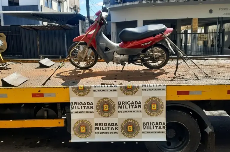 Suspeito abandona motocicleta e drogas durante fuga no centro de Farroupilha - Studio TV