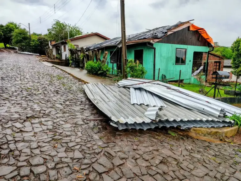 Temporal atinge mais de 200 residências e causa estragos em Panambi - Studio TV