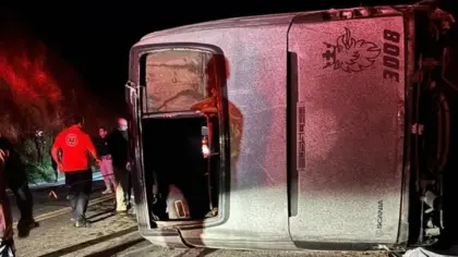 Tombamento de ônibus deixa três mortos e 44 feridos - Studio TV