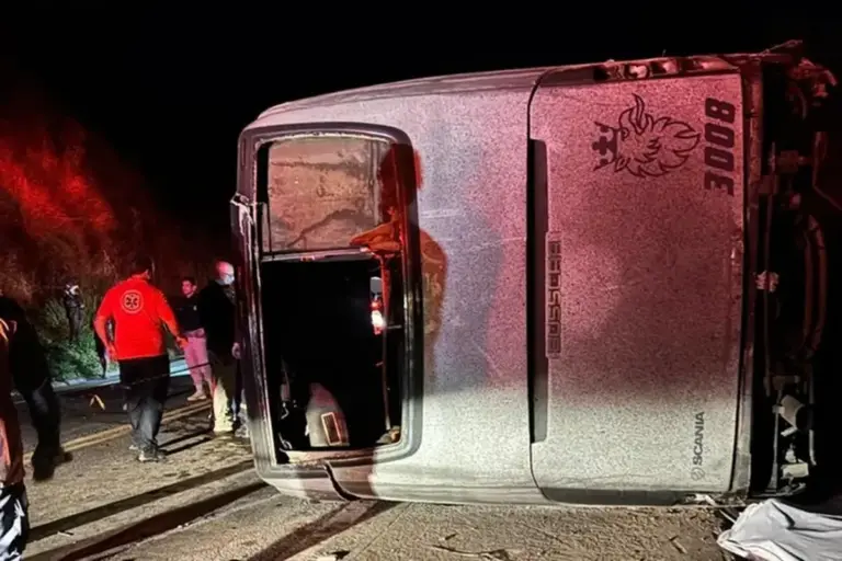 Tombamento de ônibus deixa três mortos e 44 feridos - Studio TV