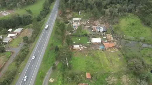 Tornado atinge cidade de SC e provoca destelhamentos e queda de árvores - Studio TV