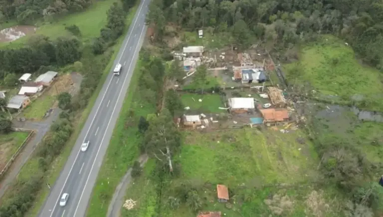 Tornado atinge cidade de SC e provoca destelhamentos e queda de árvores - Studio TV