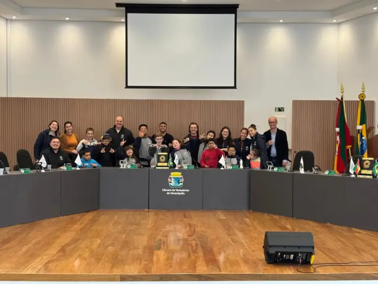 Turmas da APAE visitam nova sede da Câmara de Vereadores de Veranópolis - Studio TV