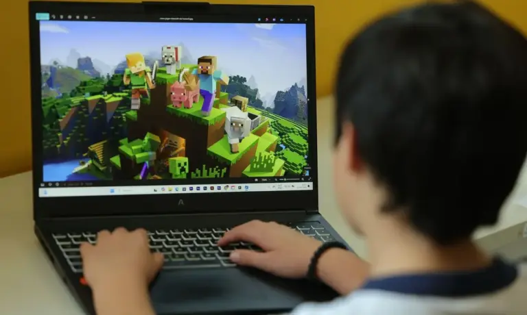 Uso excessivo de telas pode causar olho seco em crianças e adolescentes, alerta oftalmologista - Studio TV