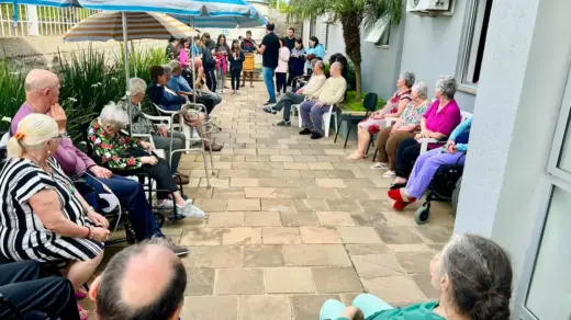 Adolescentes de Veranópolis prestam homenagem a idosos do Lar São Francisco - Studio TV