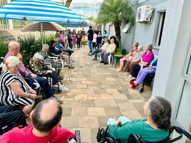 Adolescentes de Veranópolis prestam homenagem a idosos do Lar São Francisco - Studio TV