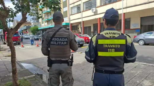 Agente de trânsito é atropelado por motociclista durante blitz em Caxias do Sul - Studio TV