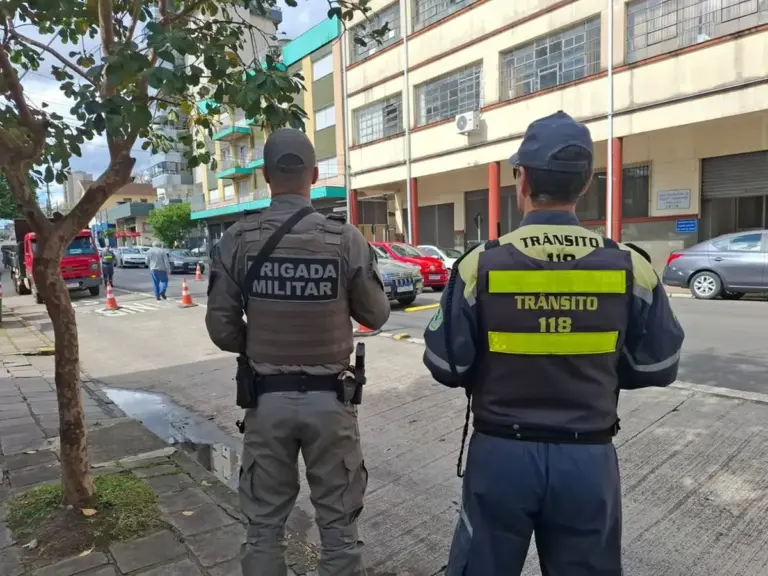 Agente de trânsito é atropelado por motociclista durante blitz em Caxias do Sul - Studio TV