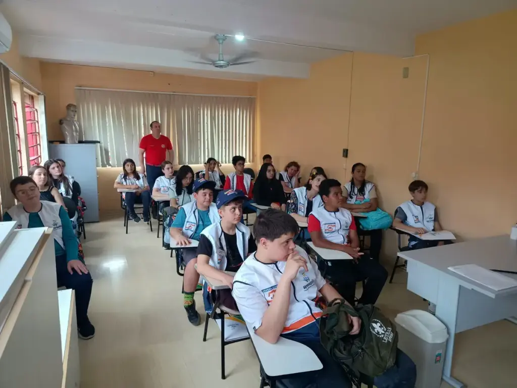 Agentes Mirins participam de treinamento sobre prevenção e segurança com Bombeiros de Veranópolis - Studio TV