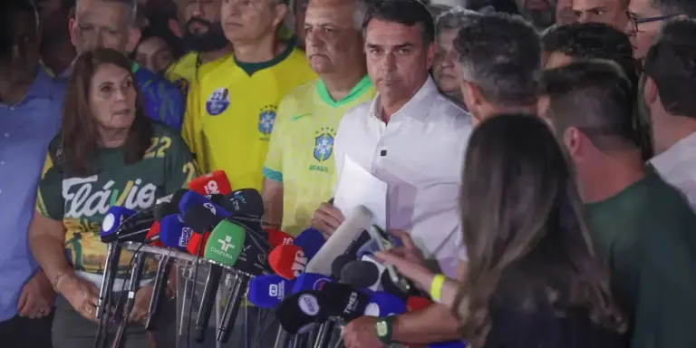 Aliados relatam à CNN que Flávio Bolsonaro deixou o Brasil com a família - Studio TV
