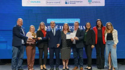 Representantes recebem troféu e certificado do prêmio da Famurs na categoria Comunicação Social